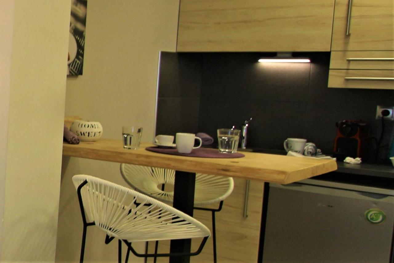 Aiolos Apartments Ermou 64 2Nd Floor Suites Атина Екстериор снимка