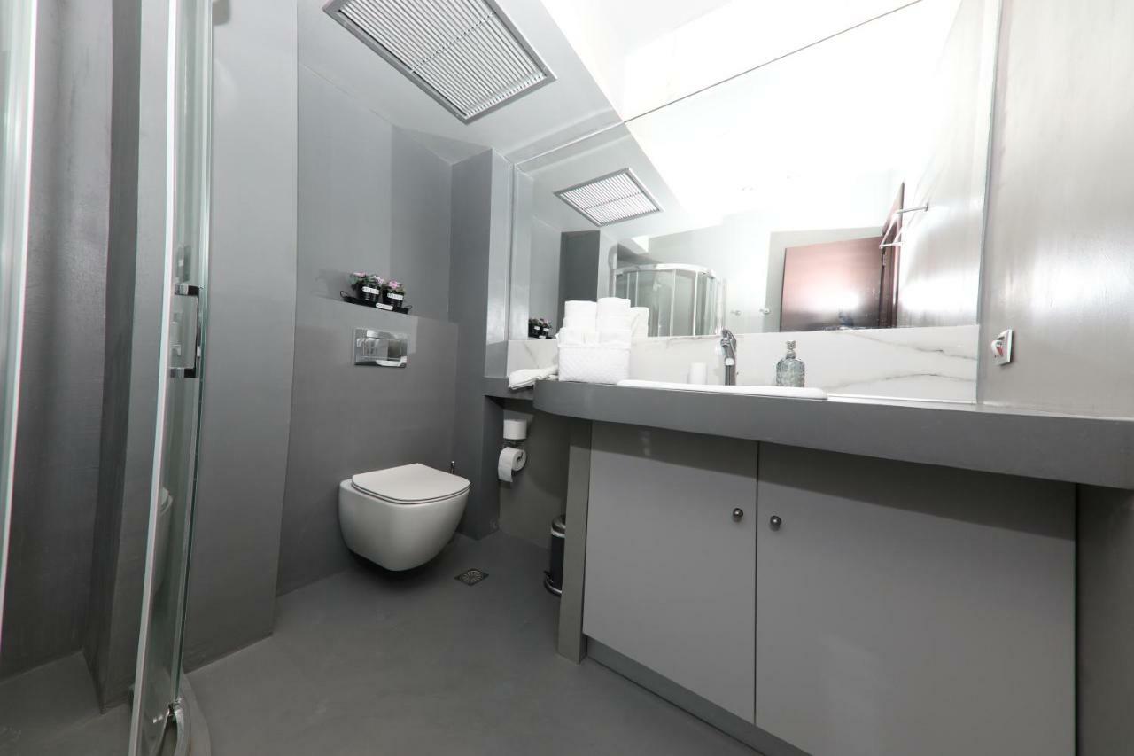 Aiolos Apartments Ermou 64 2Nd Floor Suites Атина Екстериор снимка